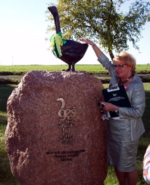 Dr Halina Bielicka przy pomniku gęsi kołudzkiej