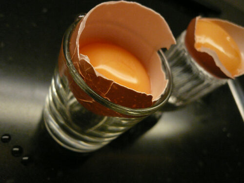 Podstawą sosu są jajka / fot.  bert kommerij