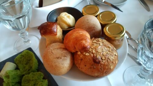 Croissant, brioszka, bułeczki i słoiczki z lekwarami / Kanapa