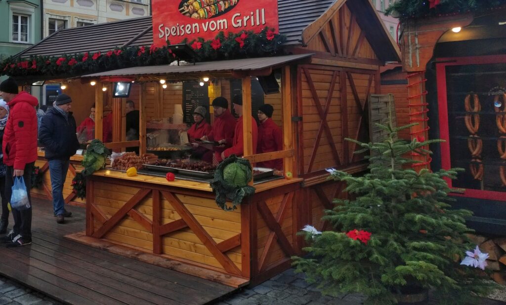 Tradycyjne polskie stoisko z daniami z grilla na lokalnym jarmarku we Wrocławiu